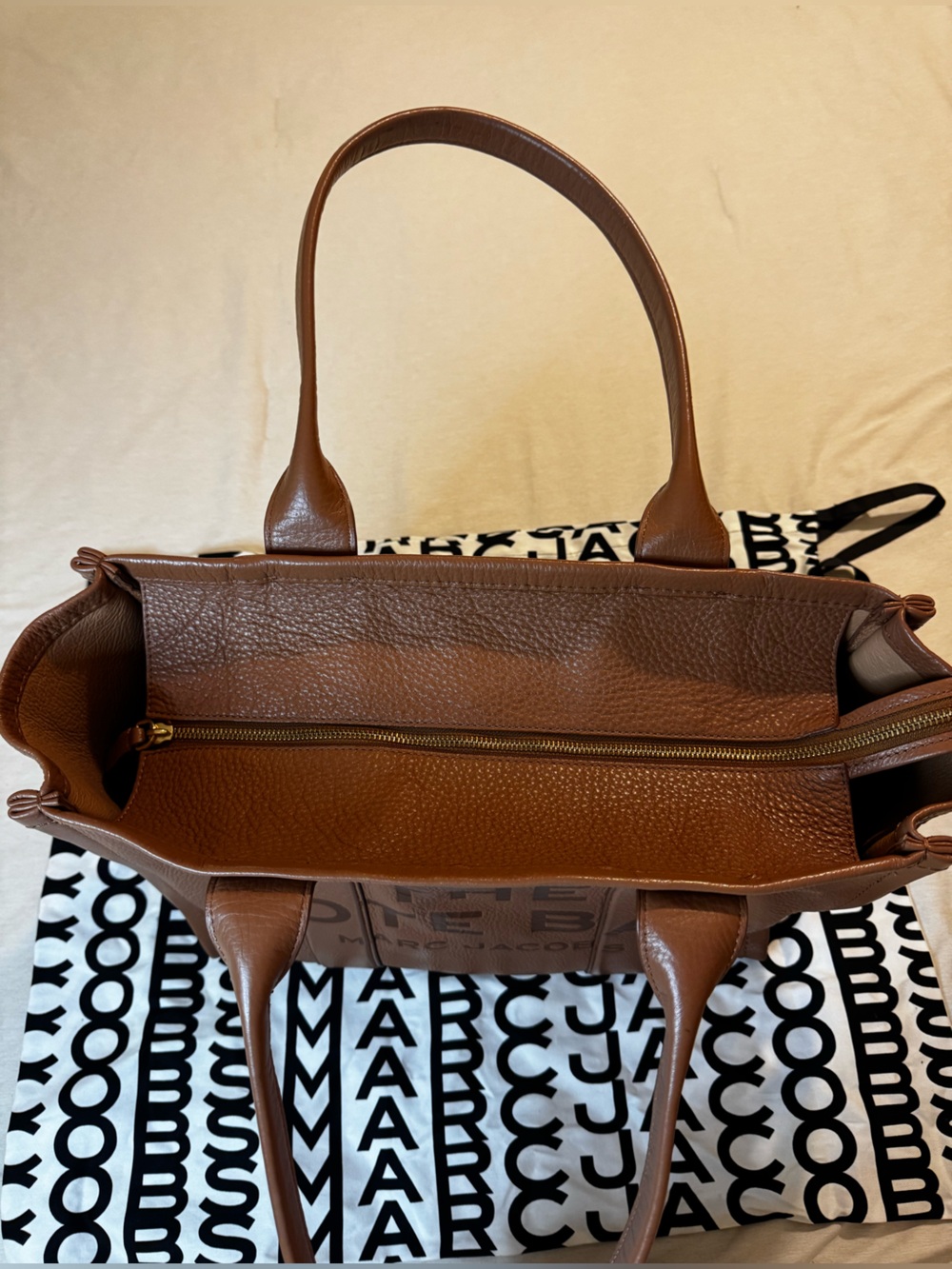 Marc Jacobs The Leather Large Tote Bag (Color: argan oil) - Picture 10 of 13
